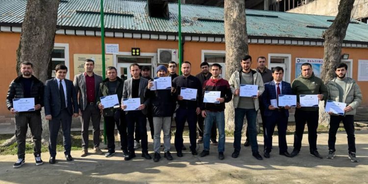 Ба хатмкунандагон Сертификати забони англисӣ супорида шуд