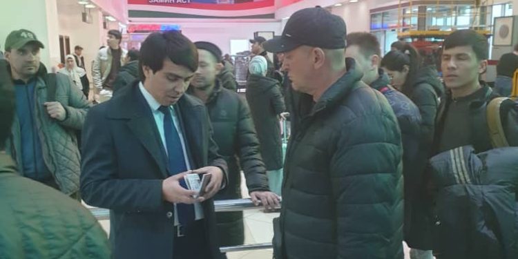 Мулоқоти судманд бо шаҳрвандон дар “Фурудгоҳи байналмилалии шаҳри Душанбе”