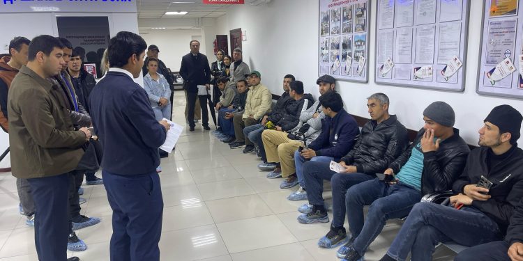 Вохӯриву суҳбатҳо бо шаҳрвандон- муҳоҷирони меҳнатӣ дар “Маркази сершуғли муҳоҷират”
