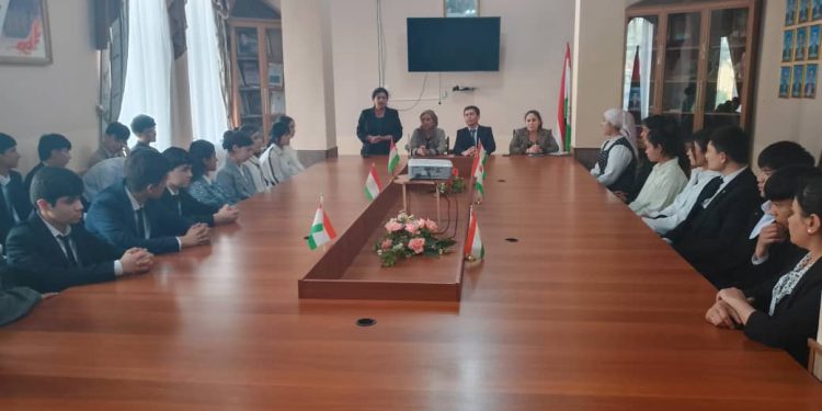 Вохӯрии судманд дар “Коллеҷи технологии ба номи А. Қаҳҳоров”-и шаҳри Конибодом