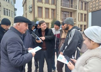 Суҳбату вохӯриҳо бо корҷӯён ва муҳоҷирони меҳнатии ба ватан бозгашта дар назди «Бозори мардикор»-и шаҳри Кӯлоб