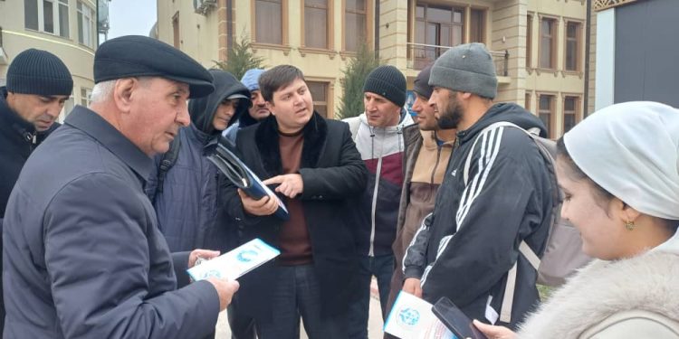 Суҳбату вохӯриҳо бо корҷӯён ва муҳоҷирони меҳнатии ба ватан бозгашта дар назди «Бозори мардикор»-и шаҳри Кӯлоб