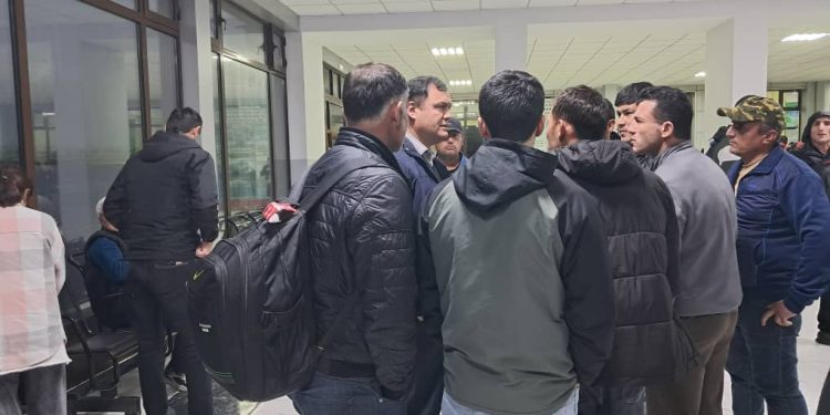 Ба саволҳои шаҳрвандон-муҳоҷирони меҳнатӣ дар ҶСК “Фурудгоҳи байналмилалии Кӯлоб” посух дода шуд