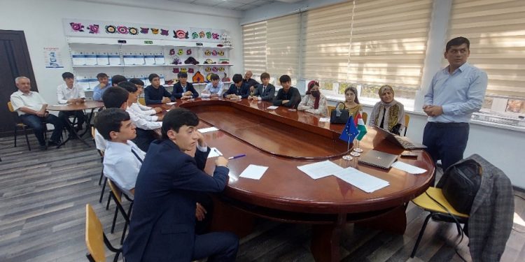 Вохӯрии судманд бо муҳоҷирони ба ватан бозгашта дар шаҳри Кӯлоб