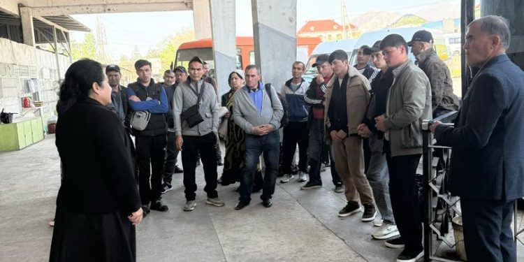 Корҳои иттилоотӣ – маърифатӣ дар терминали мусофиркашонии роҳи “Абрешим”-и шаҳри Хуҷанд