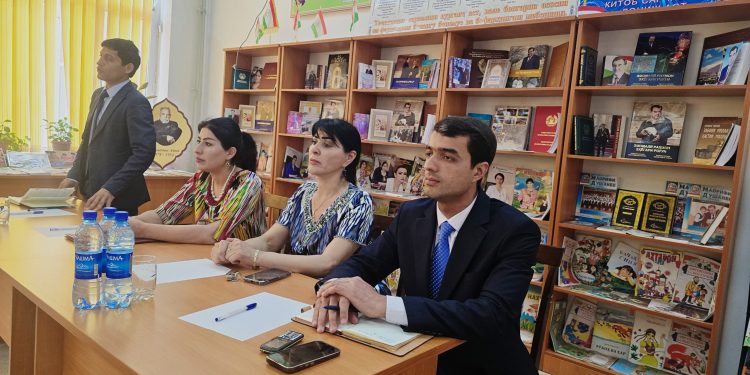 Мулоқоти судманд бо омӯзгорон ва хонандагон дар ноҳияи Шоҳмансур