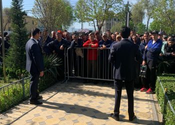Суҳбату вохӯриҳо бо шаҳрвандон дар назди Маркази сершуғли муҳоҷират