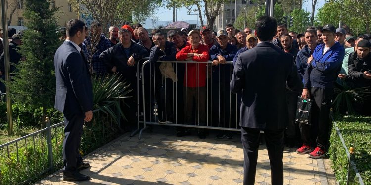 Суҳбату вохӯриҳо бо шаҳрвандон дар назди Маркази сершуғли муҳоҷират