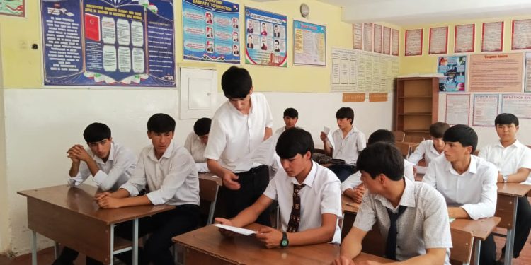 Мулоқот бо омӯзгорон ва хонандагони синфҳои болоӣ дар ноҳияи Абдураҳмони Ҷомӣ