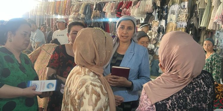 Корҳои фаҳмондадиҳӣ байни шаҳрвандон дар бозори марказии Ҷамоати шаҳраки Шайдон