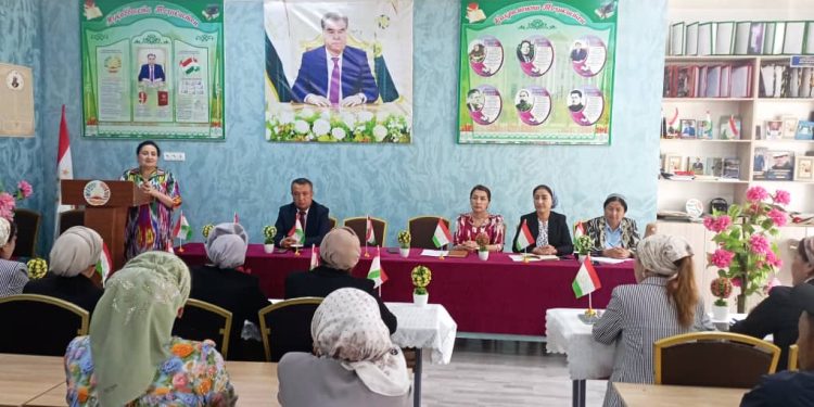 Чорабинии  иттилоотӣ ва фаҳмондадиҳӣ дар шаҳри Исфара