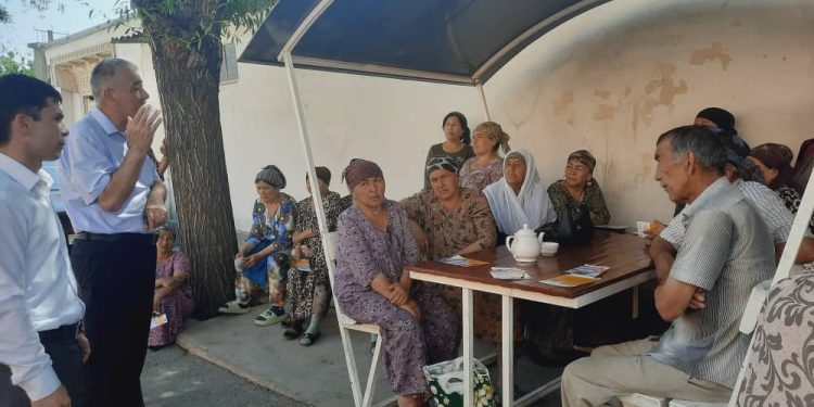 Мулоқоти судманд бо сокинони деҳаҳои шаҳри Конибодом