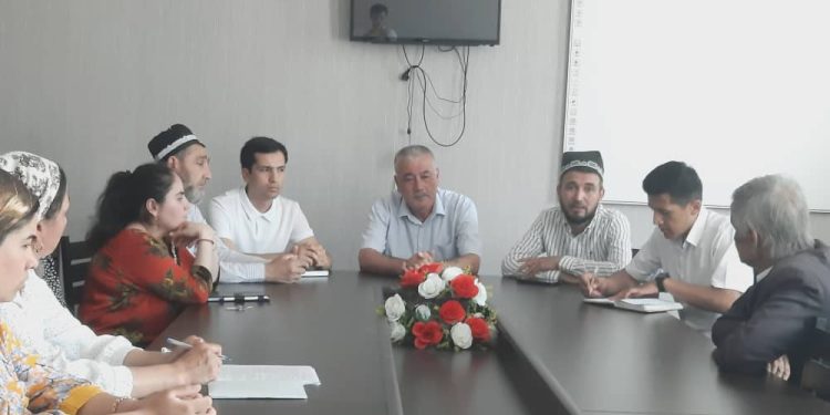 Вохӯрии судманд бо сокинони деҳаи Арабои шаҳри Конибодом