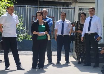 Беседы и встречи с гражданами возле Многофункционального миграционного центра (ММЦ) в Душанбе