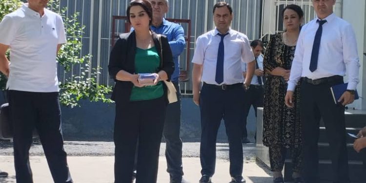 Суҳбату вохӯриҳо бо шаҳрвандон дар назди Маркази сершуғли муҳоҷират