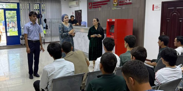 Вохӯриҳо бо сокинони кишвар дар назди Маркази сершуғли муҳоҷират идома дорад