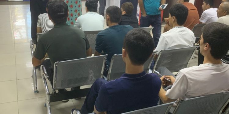 Идомаи вохӯриҳо бо сокинони кишвар дар назди Маркази сершуғли муҳоҷират