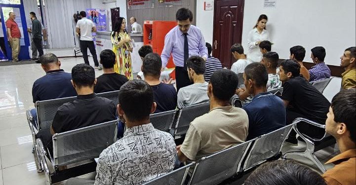 Суҳбату вохӯриҳои навбатӣ бо сокинони кишвар дар назди Маркази сершуғли муҳоҷират