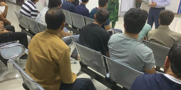 Чорабиниҳои навбатӣ бо шаҳрвандон дар назди Маркази сершуғли муҳоҷират