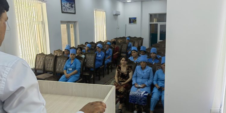 Вохӯрии судманд бо оилаҳои муҳоҷирони меҳнатӣ дар ноҳияи Ашт