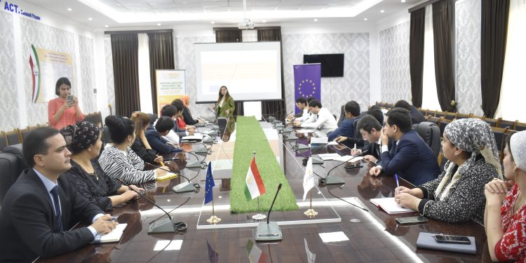 Сесияи иттилоотӣ барои кормандони Хадамоти муҳоҷират