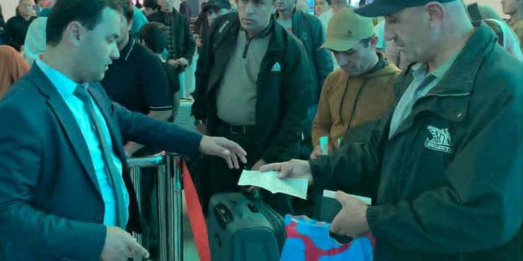 Вохӯриву суҳбатҳо бо муҳоҷирони меҳнатӣ дар “Фурудгоҳи байналмилалии шаҳри Душанбе”