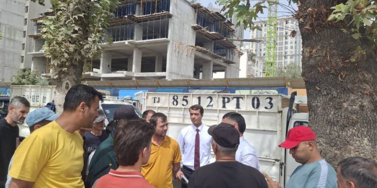 Вохӯрии саривақтӣ бо сокинону корҷӯён дар ноҳияи Шоҳмансури пойтахт