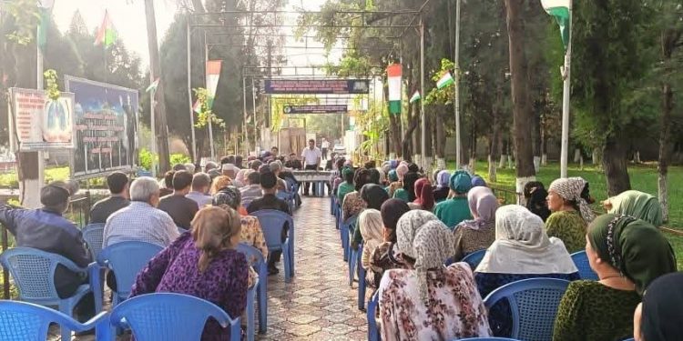 Вохӯрии судманди гурӯҳи тарғиботӣ бо сокинони касбу кори гуногун дар ноҳияи Шаҳринав