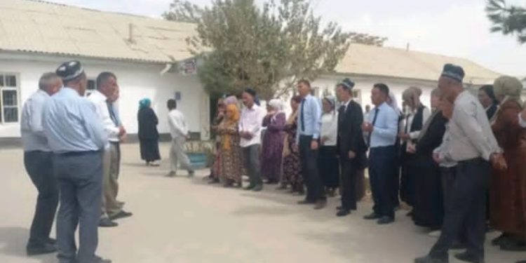 Баргузории вохӯрии гурӯҳи корӣ бо сокинони ҷамоати деҳоти Гурдоварони ноҳияи Темурмалик