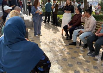 Вохӯрии судманд бо сокинони кишвар дар назди Маркази сершуғли муҳоҷират