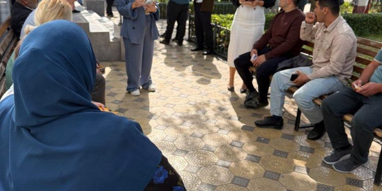 Вохӯрии судманд бо сокинони кишвар дар назди Маркази сершуғли муҳоҷират