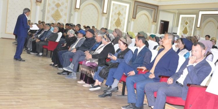 Вохӯрии гурӯҳи тарғиботӣ бо сокинони ноҳияи Фархор