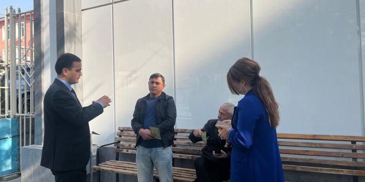 Вохӯрии навбатӣ бо сокинони кишвар дар назди Маркази сершуғли муҳоҷират