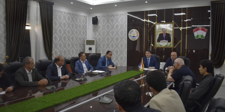 Вохӯрии судманд бо роҳбарони ширкатҳои интиқолдиҳанда