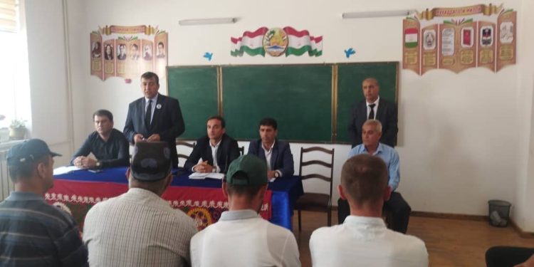 Плодотворная встреча рабочей группы с жителями разных профессий и занятий в сельском джамоате Хуросон