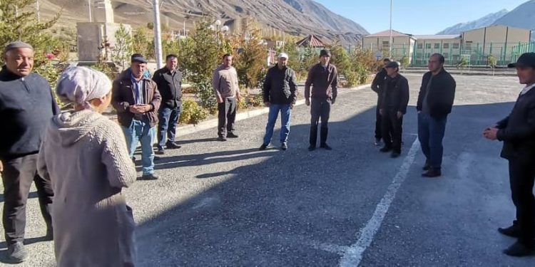 Вохӯрии навбатӣ бо муҳоҷирони меҳнатии ба ватан бозгашта ва аъзои оилаи онҳо