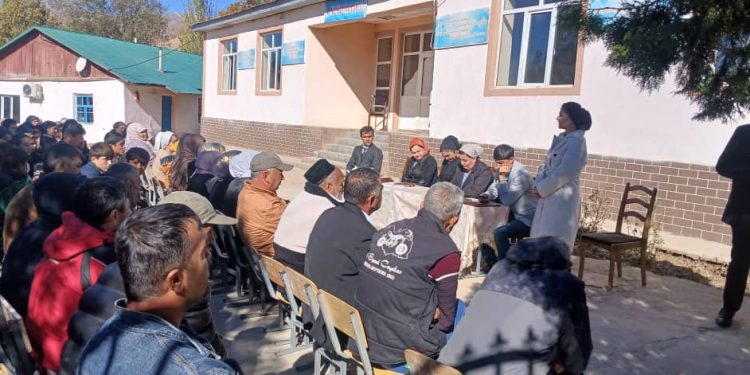 Вохӯрии судманди гурӯҳи корӣ бо сокинони касбу кори гуногун дар ноҳияи Файзобод