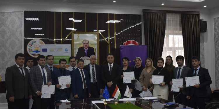 Сертификати хатми семинарҳои омӯзишӣ барои кормандони Хадамоти муҳоҷират