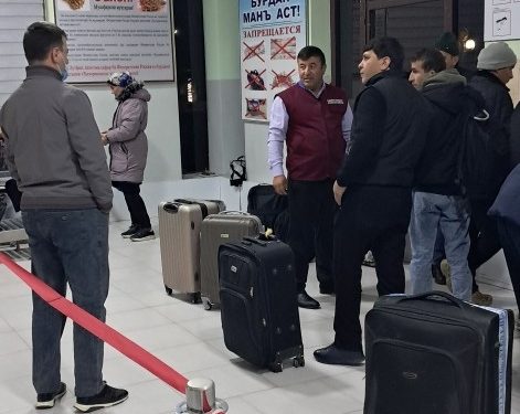 Вохӯриву суҳбатҳо бо муҳоҷирони меҳнатӣ дар “Фурудгоҳи байналмилалии Кӯлоб”