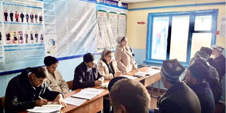 Идомаи вохӯриву мулоқотҳо бо сокинони ноҳияи Файзобод