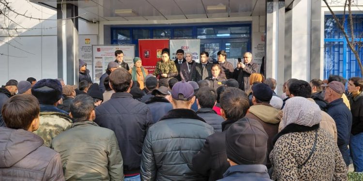 Плодотворная встреча с гражданами перед Многофункциональным  Миграционным центром