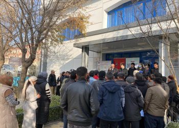 Вохӯрии навбатӣ бо шаҳрвандон дар назди Маркази сершуғли муҳоҷират