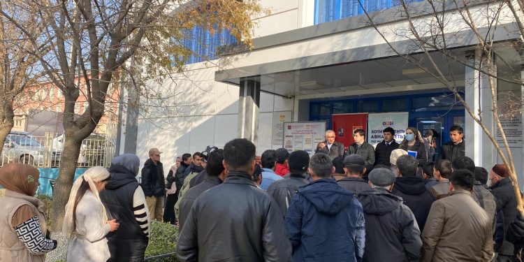 Очередная встреча с гражданами перед Многофункциональным центром миграции