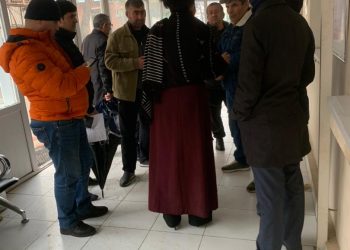 Плодотворная встреча с гражданами перед Многофункциональным центром миграции