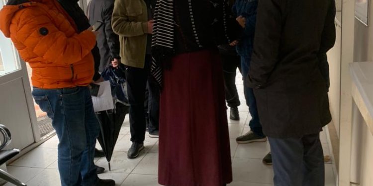 Плодотворная встреча с гражданами перед Многофункциональным центром миграции