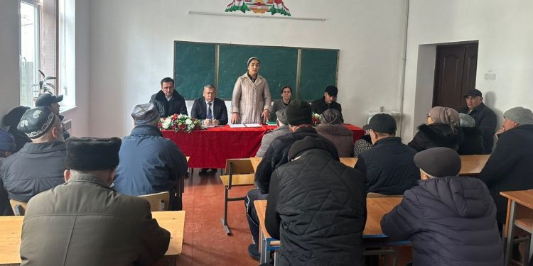 Вохӯрии саривақтӣ бо сокинони ноҳияи Айнӣ