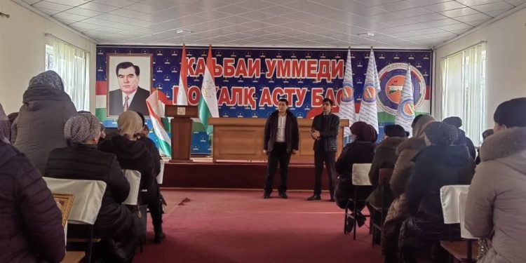 Идомаи корҳои фаҳмондадиҳӣ бо оилаи муҳоҷирони