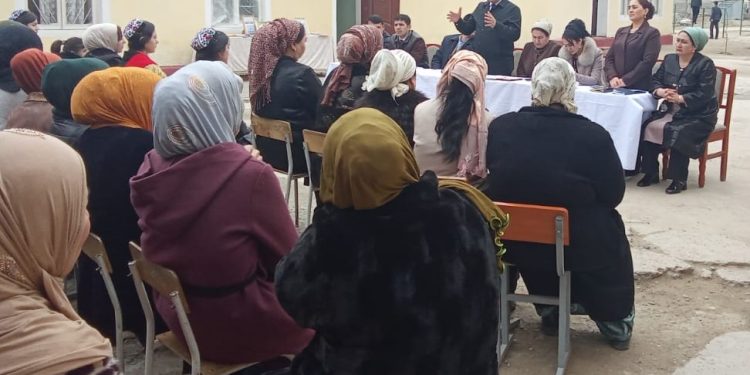 Идомаи вохӯрии судманд бо омӯзгорону хонандагон ва волидайн дар ноҳияи Фархор