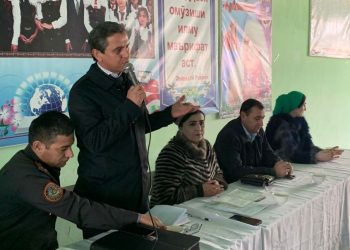 Плодотворная встреча с учителями, учениками и родителями в Фархорском районе