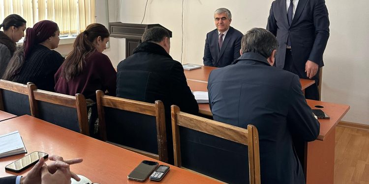 Административное занятие в управления Миграционной службы в городе Душанбе